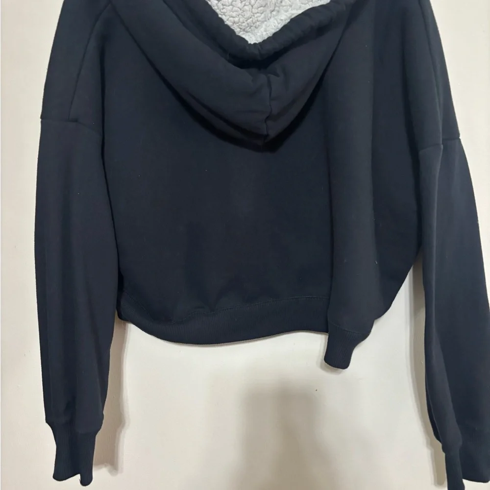 Hollister Women's Black Oversized Sherpa Cropped Hoodie - Picture 2 of 9